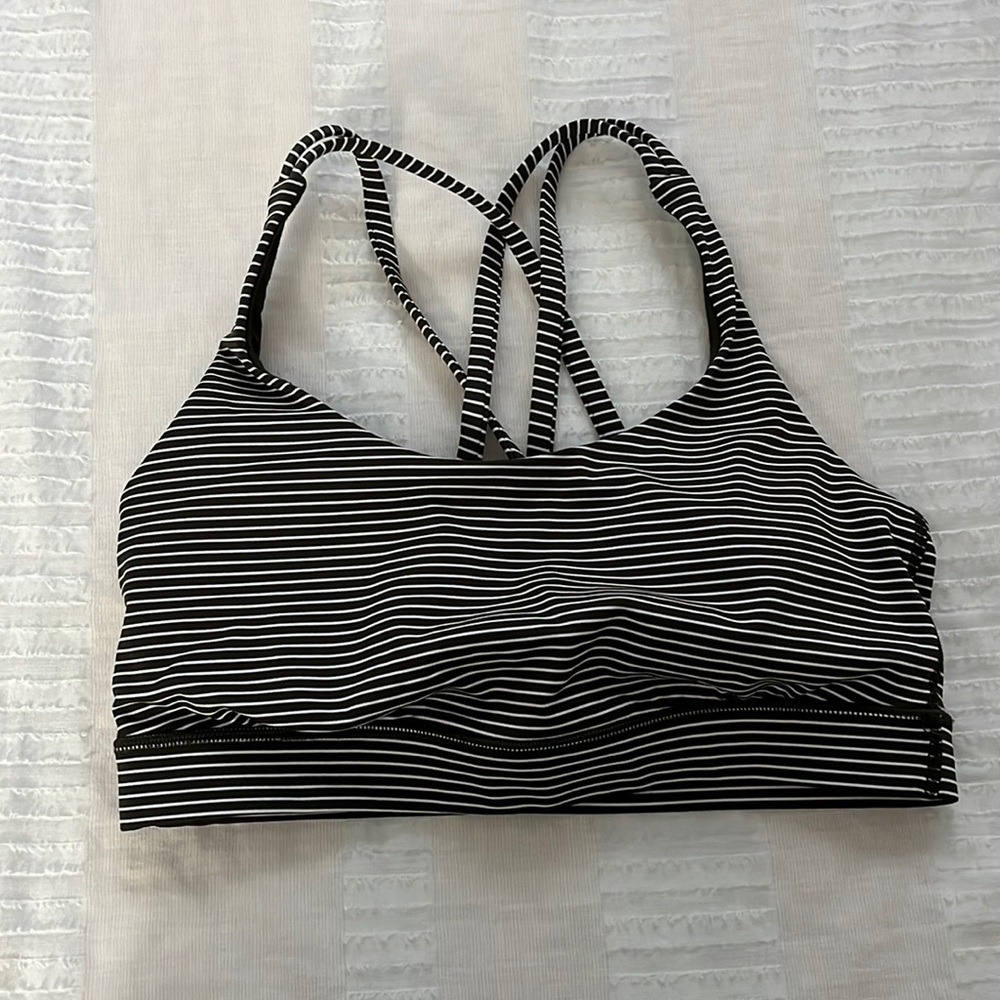 Lululemon size 6 sports bra. Like new.